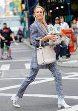 画像1: ニューヨークの街中で撮影中のキャンディス・スワネポールが美しすぎる