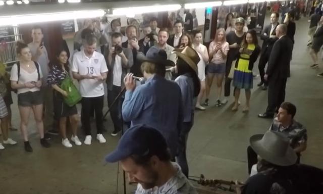 画像1: 通勤客たちは大熱狂! ライブハウスのような状態に