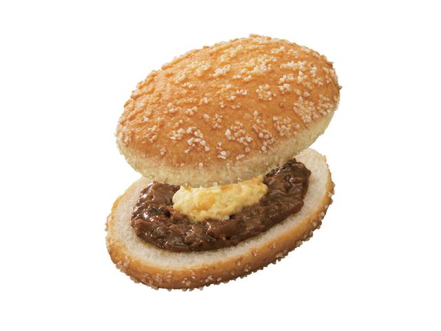 画像: タマゴ・デ・欧風カレー(194円) 表面にあられをまぶしたイースト生地をフライし、マイルドな欧風カレーフィリングとタマゴサラダフィリングをサンド。さらにオーブンで焼き上げて、サクサクとした食感に。