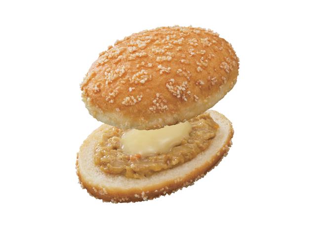 画像: チーズ・デ・グリーンカレー(194円) 表面にあられをまぶしたイースト生地をフライし、爽快な辛さのグリーンカレーフィリングとチーズソースをサンド。さらにオーブンで焼き上げて、サクサクとした食感に。