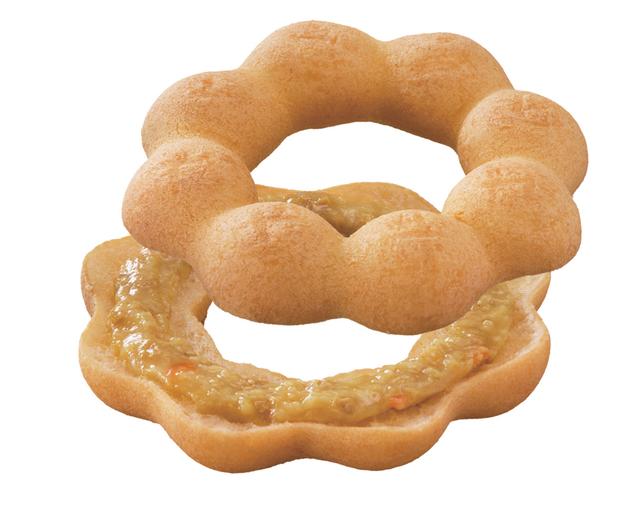 画像: ポン・デ・グリーンカレー(140円) もちもちとした食感のポン・デ・リング生地に、爽快な辛さのグリーンカレーフィリングをサンド。