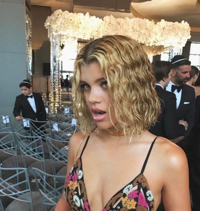 画像1: ソフィア・リッチー、大胆にも料理用ハサミでヘアカットする