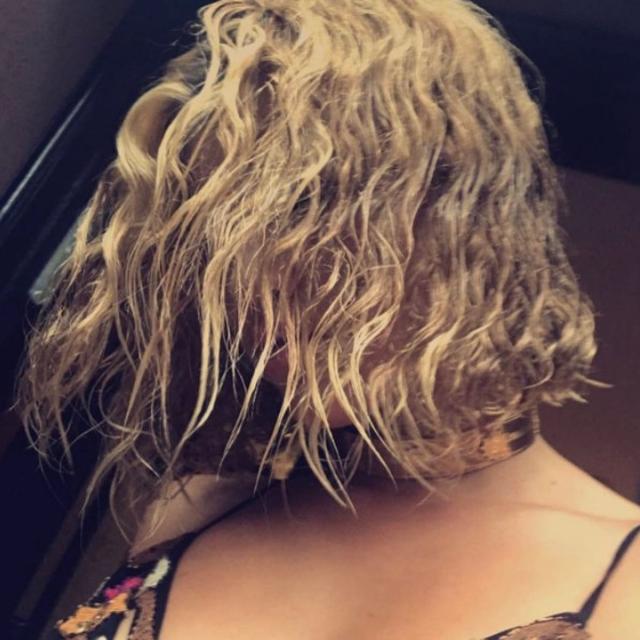 画像2: ソフィア・リッチー、大胆にも料理用ハサミでヘアカットする