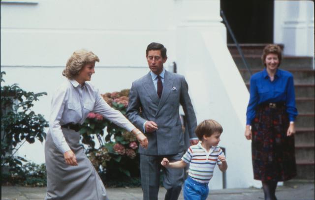 画像: 1987年【4歳】 母ダイアナ妃に追いかけられながら、走り回るウィリアム王子