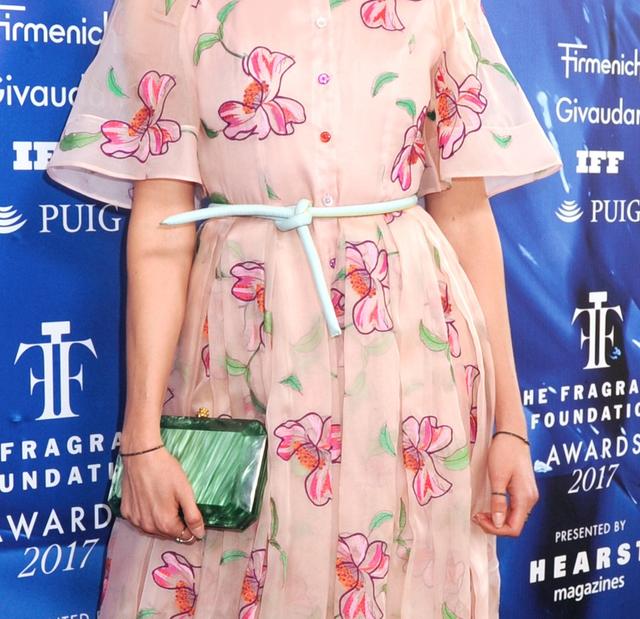 画像4: カーリー・クロス、賢い小物選びで可憐なドレスアップスタイルに