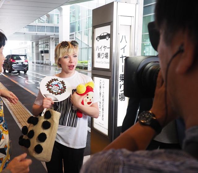 画像: テレビ番組の取材にも応えるカーリー!