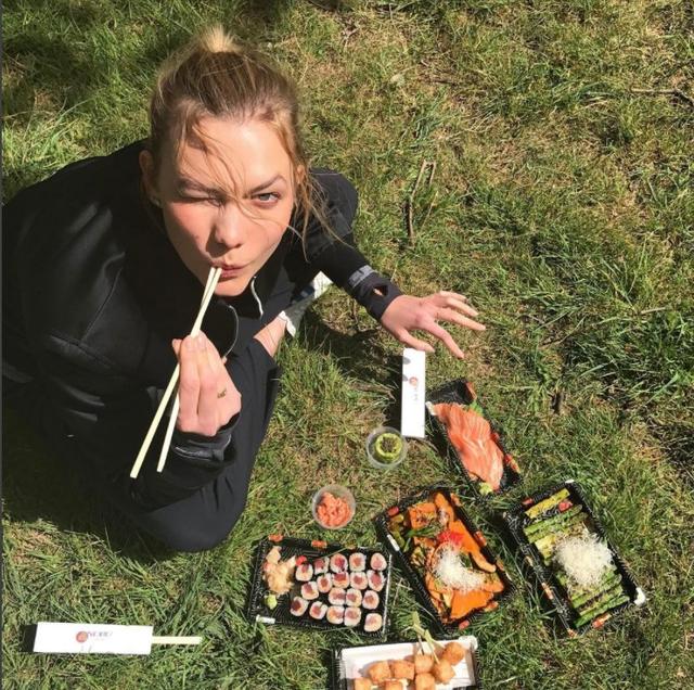 画像: 好きなものを好きなだけ食べて、しっかり運動するのがカーリーのヘルシーライフの掟。鉱物のお寿司をテイクアウトして公園でピクニック。