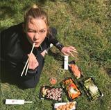 画像: 好きなものを好きなだけ食べて、しっかり運動するのがカーリーのヘルシーライフの掟。鉱物のお寿司をテイクアウトして公園でピクニック。