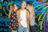 画像2: ジャスティン・ビーバーとキスやハグし放題!話題の聖地にファン殺到