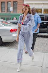 画像1: センス抜群なジジ・ハディッドがオシャレに着こなすパジャマ・ルック