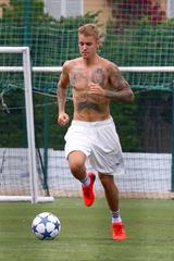 画像2: 半裸のジャスティン・ビーバーがぼっちでサッカーをする姿を激写!