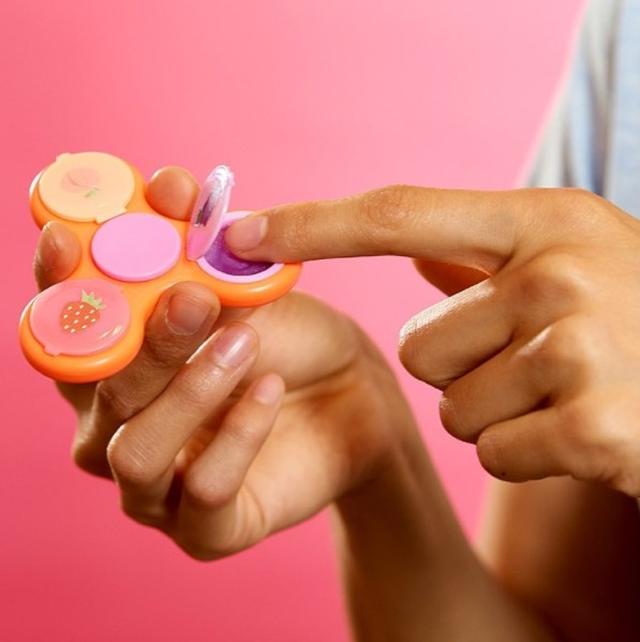画像1: リップクリーム付きのハンドスピナー