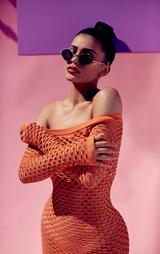 画像1: カイリー・ジェンナー、ブランドとコラボしてサングラスコレクションを発表