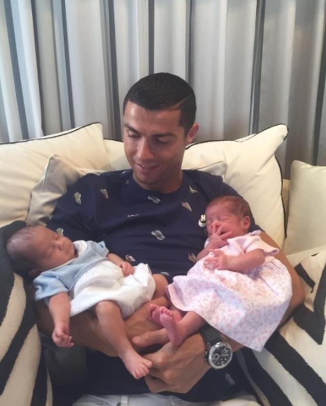 画像: クリスティアーノ・ロナウドが誕生した双子と初対面!「すごく幸せ」