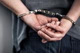 画像: 帰宅した少女たちを逮捕