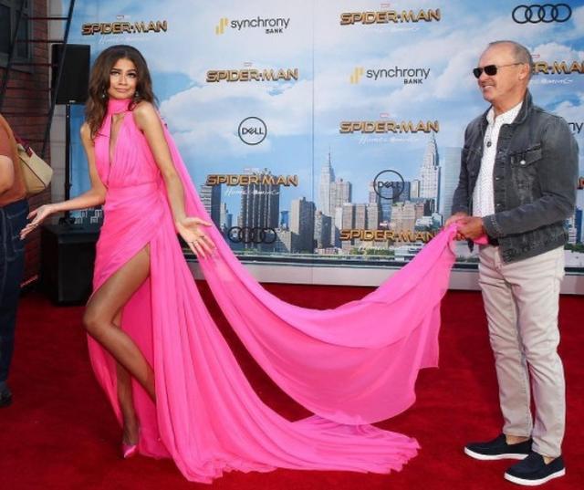 画像3: ゼンデイヤ、ネオンピンクのドレス姿がバービー人形のよう!