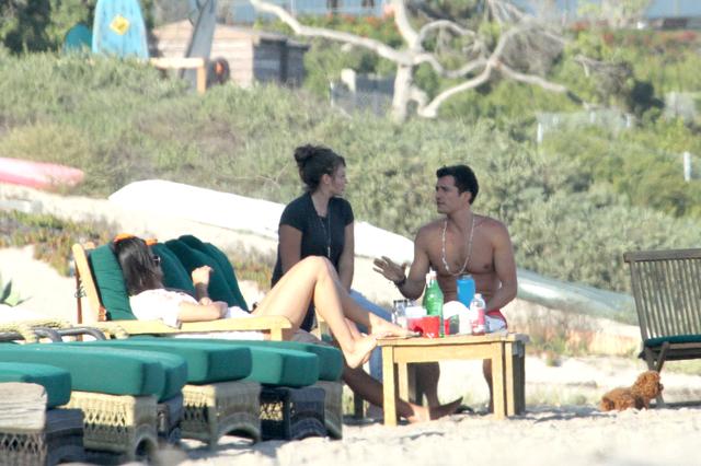 画像2: オーランド・ブルーム、マリブのビーチでセクシーなボディを披露