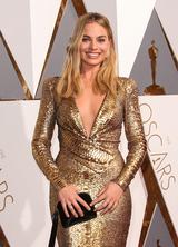 画像: 『スースク』マーゴット・ロビー、ファンデを塗る時に歯ブラシを使うと告白