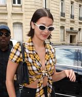 画像2: ベラ・ハディッド、デニムスカートをレトロポップに着こなし
