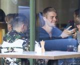画像1: 自撮りに没頭するジャスティン・ビーバー、キメ顔はまさかの…
