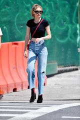 画像4: ジジ・ハディッドによる、無地の黒・白Tシャツのオシャレな着こなしに注目
