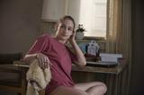 画像: ジェッサ役のジェマイマ・カークはレナの同級生で、『セックス・アンド・ザ・シティ』に多くの衣装提供をしていたヴィンテージショップ、ジェミノラ経営者の娘