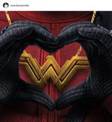 画像: ライアンは、ワンダーウーマンのネックレスを着けて手でハートマークを作るデッドプールの写真を一緒に投稿