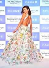 画像: 前面から見た清楚でフェミニンな印象とは対照的な背中の大胆なカットアウトがセクシー!