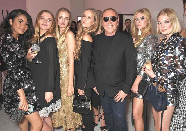 画像: デザイナーのマイケル・コース、モデルたちに囲まれて