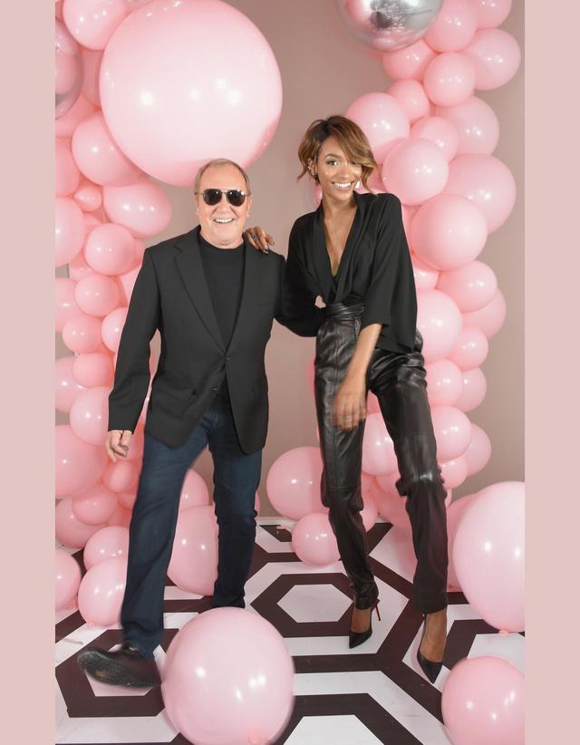 画像: マイケル・コースと人気モデルのジョーダン・ダンが一緒に
