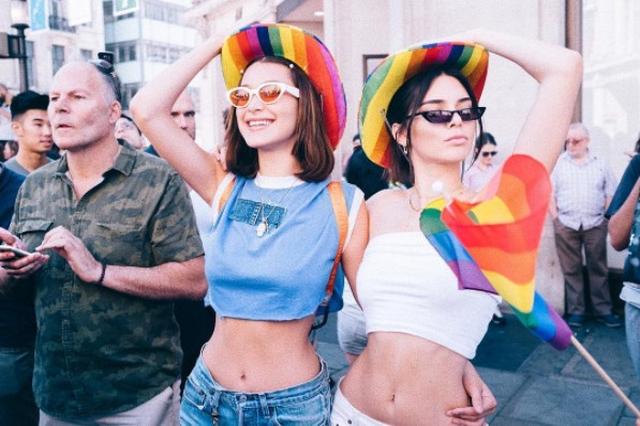 画像3: ベラ&ケンダル親友コンビ、おそろいデニムスタイルでLGBTのパレードへ