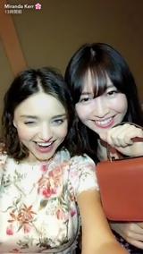 画像1: 来日中のミランダ・カー、元AKBのこじはると仲良しディナー