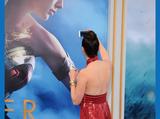 画像: ブルーカーペット上で、セルフィーをするおちゃめな一面も!