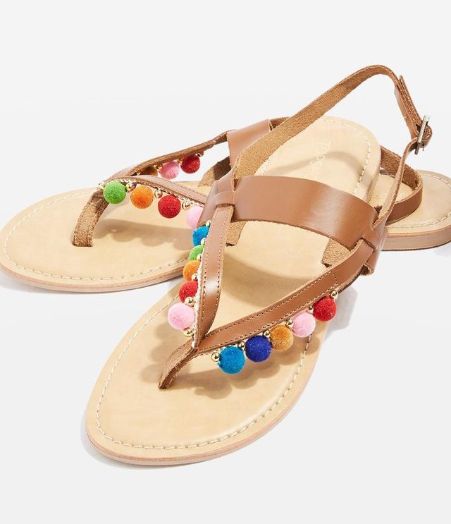 画像: http://www.topshop.com/en/tsuk/product/shoes-430/sandals-5388227/hippie-pom-pom-sandals-6649371?bi=60&ps=20