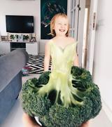 画像4: カラフルな野菜やフルーツが彼女のドレス