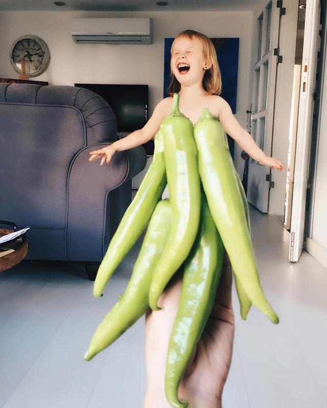 画像8: カラフルな野菜やフルーツが彼女のドレス