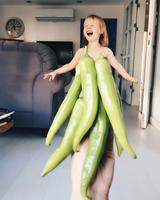 画像8: カラフルな野菜やフルーツが彼女のドレス