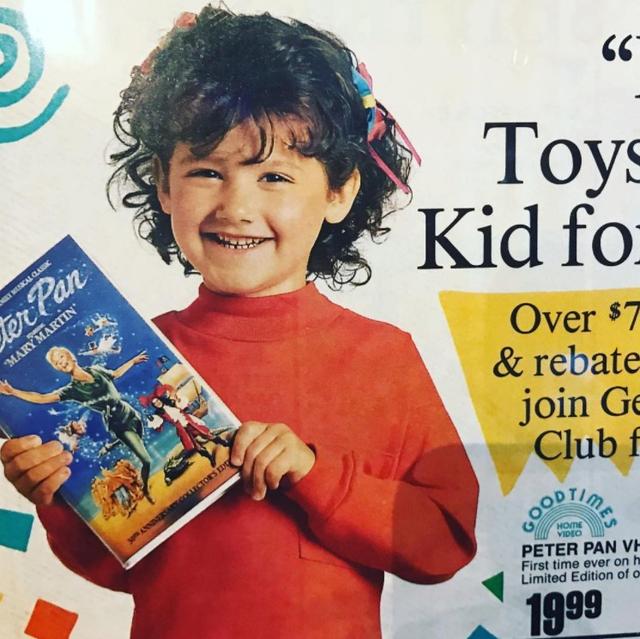 画像: 『ハイスクール・ミュージカル』女優、3歳当時の宣伝写真が可愛すぎる