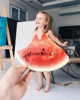 画像1: カラフルな野菜やフルーツが彼女のドレス