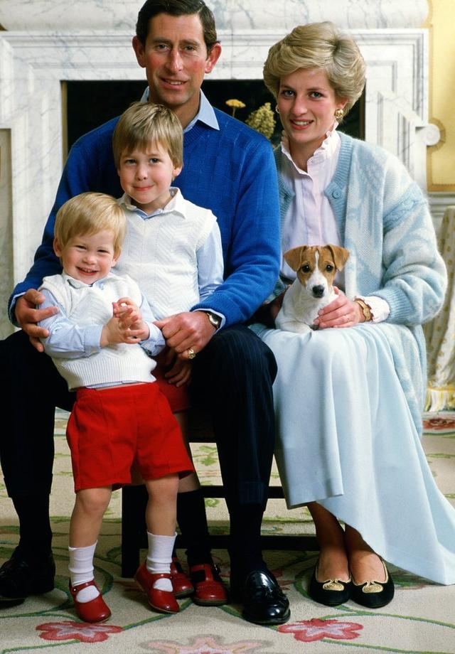 画像: 1986年に撮影された父・チャールズ皇太子、母・故ダイアナ妃、兄・ウィリアム王子とヘンリー王子の家族写真。