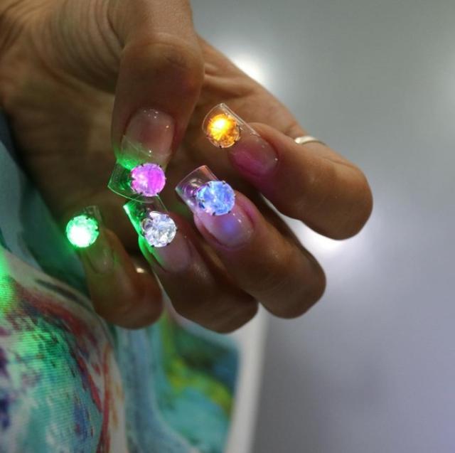 画像: 暗闇で光るLEDネイル