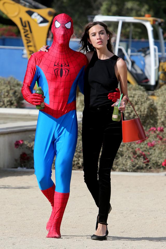 画像1: アレクサがスパイダーマンとデート