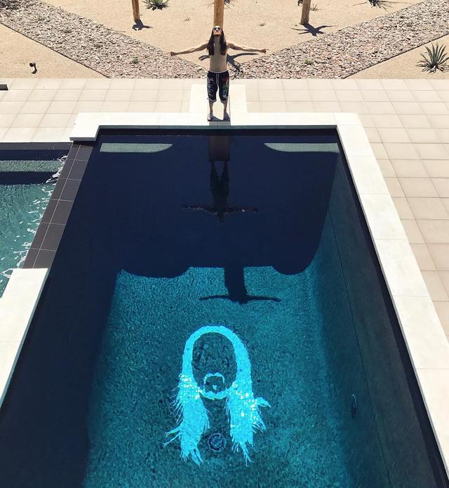 画像: 特注プールには、スティーヴのシルエットが