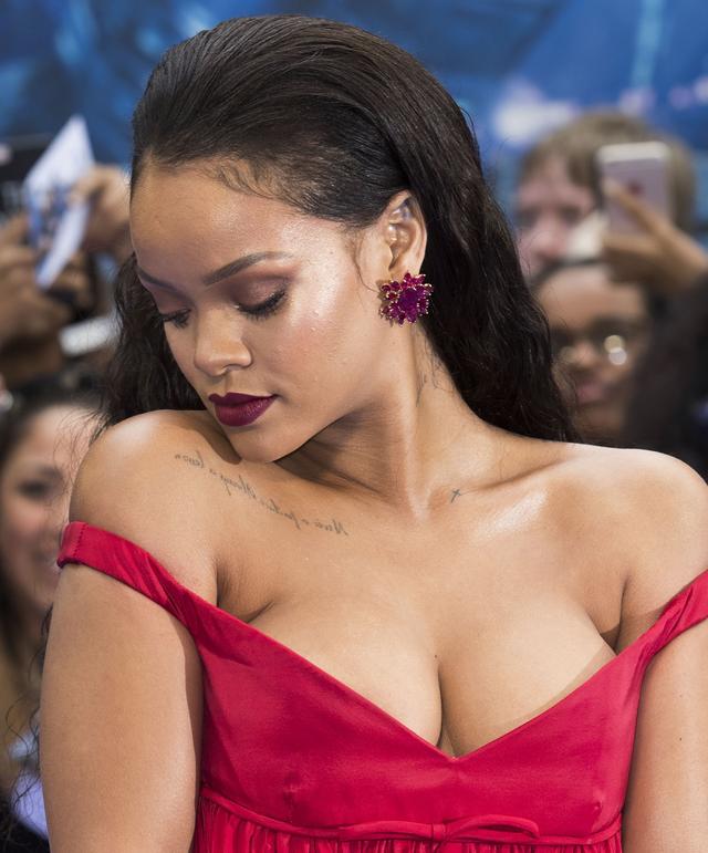 画像4: リアーナ、出演映画のプレミアで胸ポロ寸前のドレスを堂々と着こなす