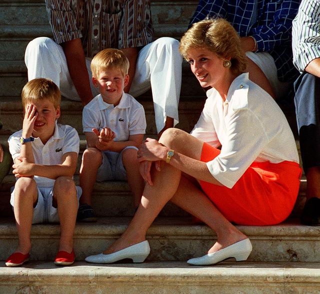 画像: 1980年代に撮影されたダイアナ妃と幼少期のウィリアム王子(左)&ヘンリー王子(中央)。