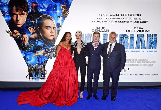 画像6: リアーナ、出演映画のプレミアで胸ポロ寸前のドレスを堂々と着こなす