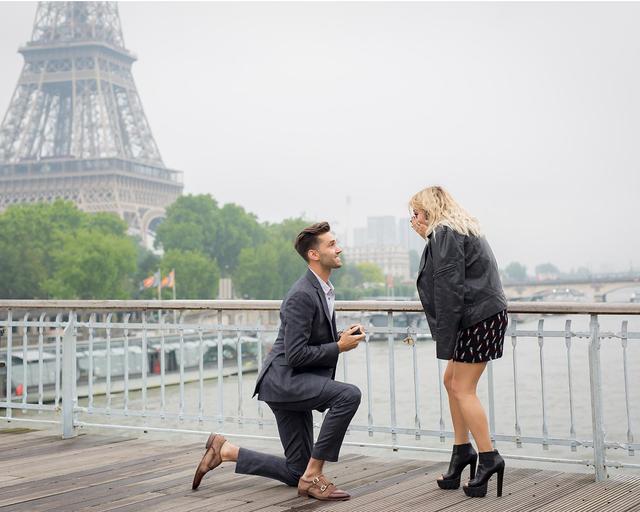 画像: 2016年5月にパリのエッフェル塔をバックにプロポーズされて婚約
