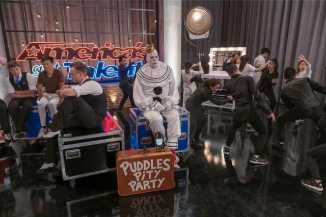 画像: こちらは「ぼっち感」が溢れる舞台裏でのパドルズの様子。©PuddlesPittyParty