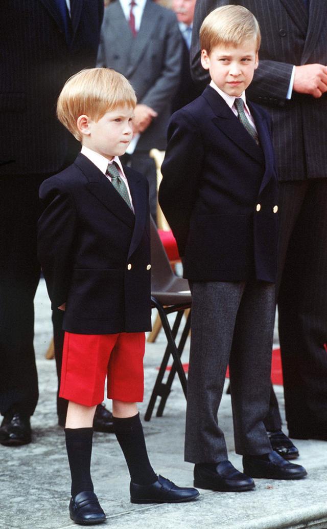 画像: 1989年、当時7歳のウィリアム王子と5歳のヘンリー王子。ウィリアム王子はショートパンツを卒業。