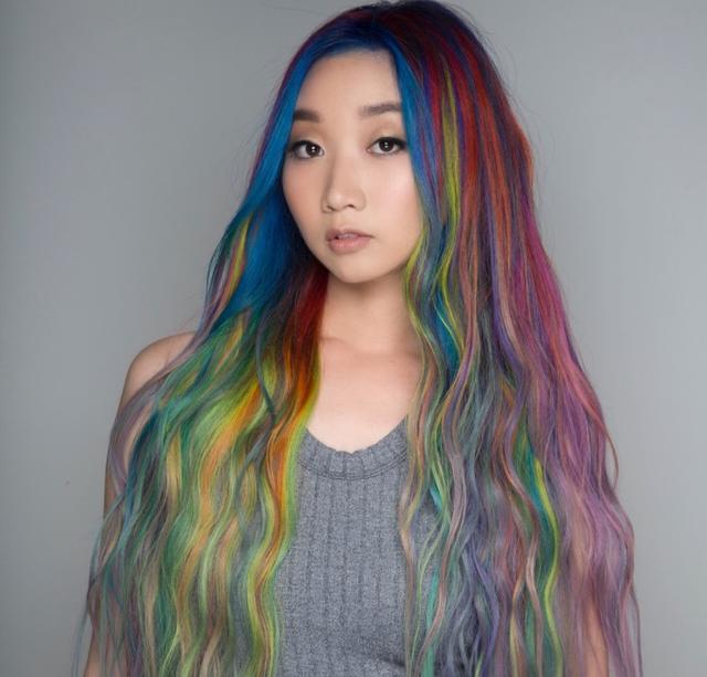 画像1: レインボーヘアじゃモノ足りない!計34色のヘアカラーを使った髪色が圧巻の美しさ